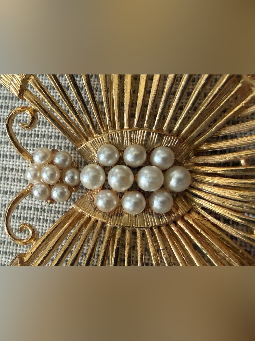 Lisner Butterfly Faux Pearl Cluster & Gold-tone Vintage Brooch - Picture 9 of 11